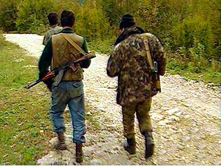 В Абхазии в районе высокогорного озера Рица группа неизвестных напала на туристический автобус и ограбила находившихся в нем туристов