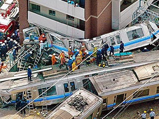 На месте самой страшной за последние десятилетия железнодорожной катастрофы в Японии спасатели уже не надеются найти выживших людей