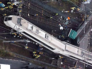 На севере Японии в префектуре Ибараки пассажирский поезд столкнулся с грузовиком. Водитель грузовика получил легкие ранения