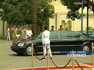 Официальная встреча президента России Владимира Путина, находящегося в Египте с рабочим визитом, с президентом Египта Хосни Мубараком началась в среду в Каире во дворце "Иттихадия"