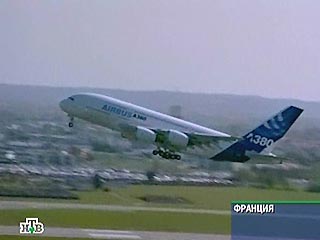 A380, самый большой пассажирский самолет в мире, выполняет свой первый полет