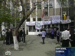 Около 100 человек захватили здание Верховного суда Киргизии, требуя отставки всех судей
