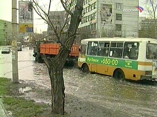 В Красноярске объявлено ЧП из-за наводнения, вызванного разливом рек в связи с весенним таянием льдов. В краевом центре в результате разлива реки Кача было подтоплено 15 частных жилых домов