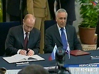Президенты России и Израиля Владимир Путин и Моше Кацав по итогам переговоров подписали совместное заявление и дали пресс-конференцию