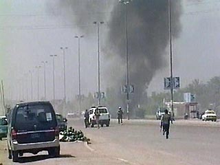 В результате подрыва 10 заминированных автомобилей в Багдаде и к югу от иракской столицы 25 человек погибли и около 100 получили ранения, сообщает CNN
