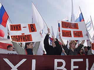 На Театральной площади в Москве в пятницу прошла акция протеста против задержания в Белоруссии 14 россиян, участвовавших в несанкционированном митинге оппозиции
