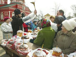 Во всех православных храмах в Великую Субботу после утреннего богослужения традиционно начинается освящение куличей, пасхи и крашеных яиц для праздничной трапезы Светлого праздника Воскресения Христова