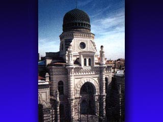 Гигантский баннер, изображающий Стену Плача в Иерусалиме, появился рядом с Большой хоральной синагогой Петербурга