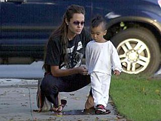 Голливудская актриса Анжелина Джоли, по ее словам, сейчас гораздо больше озабочена тем, чтобы произвести хорошее впечатление на воспитателей в английском детском саду, куда ходит ее сын