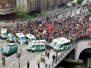 Более 10 тыс. антифашистов фактически блокировали в центре Берлина сторонников крайне правой Национал-демократической партии (НДПГ), которые под усиленной охраной полиции намереваются провести шествие по улицам города в знак протеста против Победы