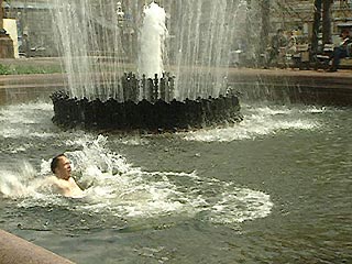 Пьяные москвичи открыли "купальный сезон" в фонтанах столицы