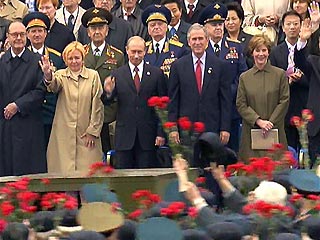     Внимание иностранной прессы в понедельник приковано к торжествам в Москве, на которых присутствуют лидеры десятка государств и которые по масштабам приближаются к советским