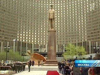 Путин и Ширак открыли памятник Шарлю де Голлю работы Зураба Церетели