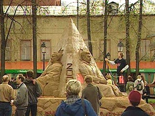 В Москве установлен памятник из песка Сталину, Рузвельту и Черчиллю