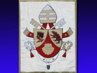 "Бенедикт XVI избрал себе герб, полный смысла и символизма", - заявил ватиканский эксперт по геральдике