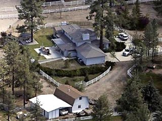 В Калифорнии во вторник днем на принадлежащем ему ранчо был найден мертвым следователь офиса окружного прокурора. Кроме того, были обнаружены трупы еще пяти человек, включая 3 детей. Как установило следствие, все жертвы были застрелены ночью