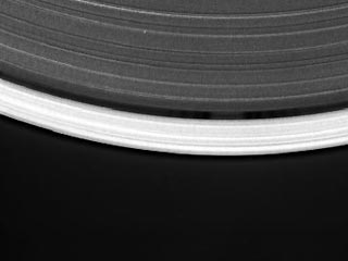 Космический аппарат Cassini обнаружил ранее неизвестный спутник планеты Сатурн. По словам астрономов, маленькая луна "пряталась" во внешнем кольце планеты. Cassini ее нашел, сфотографировал и передал снимки на Землю