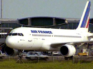 Авиалайнер Air France изменил курс по требованию властей США