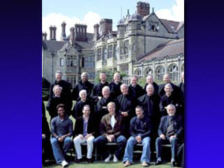 Из нескольких сотен добровольцев были отобраны пять мужчин, которых на 40 дней поместили в бенедиктинское аббатство Уорт в Англии