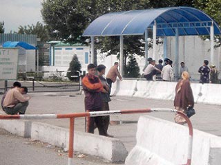 Более трех тысяч граждан Узбекистана скопились на границе с Киргизией