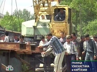 На границе Узбекистана и Киргизии 1000 узбеков восстанавливают мост через горную реку