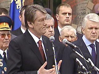 Виктор Ющенко принял участие в митинге-реквиеме по жертвам нацизма и сталинизма
