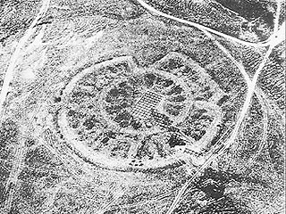 "Аркаим" - это название археологического памятника эпохи развитой бронзы, который был открыт в 1987 году. Культурный комплекс поселения представляет собой укрепленный центр, некрополи, производственные площадки, рудники