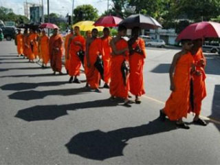 Буддийские монахи в Шри-Ланке пользуются большим уважением, учитывая, что в стране с 19-миллионым населением 70% исповедуют буддизм