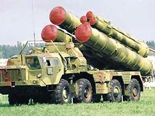 Зенитная ракетная система С-400, разработанная концерном ПВО "Алмаз-Антей", поступит на вооружение Военно-воздушных сил России в конце 2005 года