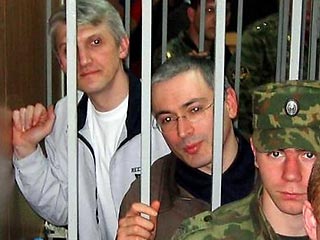 В среду в Мещанском суде Москвы продолжится оглашение приговора по объединенному делу Ходорковского-Лебедева-Крайнова. Накануне суд перешел к мотивировочной части вердикта. В среду судья продолжит зачитывать эту часть приговора