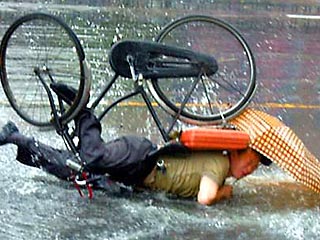 В Китае фотограф подвергся критике за то, что заснял человека, падающего с велосипеда