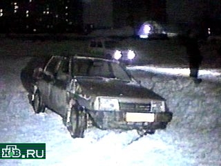 Около половины девятого вечера Маликов на "Жигулях" 99-й модели въехал во двор дома N27 по улице Дачной. Неожиданно в его машину врезалась белая "десятка"