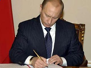 Президент России Владимир Путин накануне подписал закон о выборах, который, по мнению критиков, уничтожит демократический плюрализм и приведет к восстановлению советской системы, пишет Voz De Galicia