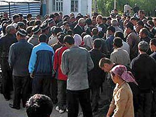 На узбекской стороне города Карасу проходит тысячный митинг с требованием освободить задержанных узбекскими властями несколько дней назад Дильмурата Палвана и Бахтияра Рахимова