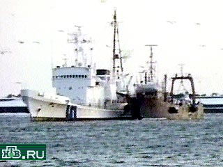 Российский траулер СТМ-17 будет находиться в японском порту Вакканай еще по меньшей мере неделю, передает ИТАР-ТАСС со ссылкой на иммиграционную службу порта