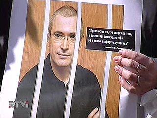 Несколько десятков человек вышли в Петербурге на пикет в защиту Ходорковского