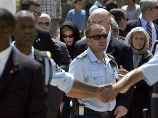 Палестинцы, молившиеся на Храмовой горе, устроили демонстрацию в знак протеста против появления там жены президента США Лоры Буш. Агрессивные палестинцы выкрикивали "Коран, Коран" и пытались пробиться к первой леди США