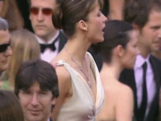 Досадный конфуз произошел с французской звездой Софи Марсо на Каннском фестивале. Сама того не желая актриса продемонстрировала зрителям свою грудь