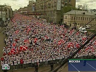 С выступлением "Наших", стянувших в середине мая в столицу 60 000 человек, в российскую политическую историю вошла новая технология массовых акций