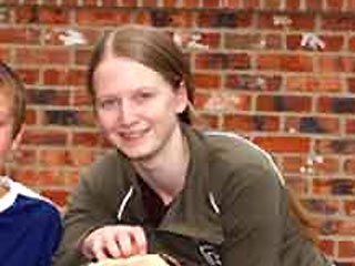 В Великобритании 17-летняя девушка Карина Стивенсон, участвовавшая в реалити-шоу "Колония", которое снималось в Австралии и вскоре должно было появиться на телеэкранах, покончила жизнь самоубийством