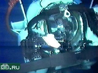 Норвежским водолазам примерно в 13:00 удалось открыть нижний люк шлюзовой камеры, ведущей в 9-й отсек атомной подводной лодки "Курск"