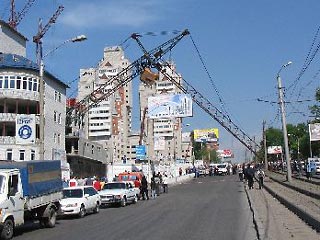 В Барнауле в среду на один из центральных проспектов города упал подъемный кран