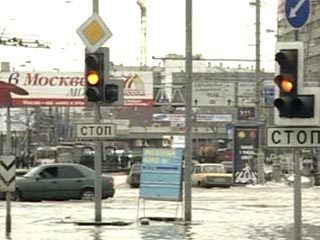Волгоградский проспект затоплен из-за прорыва канализации