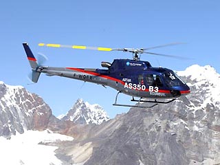 Вершину Эвереста впервые покорил вертолет