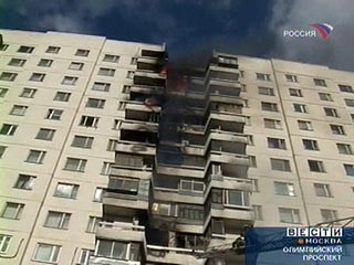В центре Москвы горят 10 этажей в 17-этажном жилом доме, жильцы эвакуированы