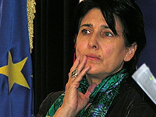 Гражданка Франции, мать главы МВД Грузии получила грузинский паспорт из рук своей дочери