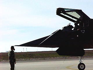 Пентагон направил в Южную Корею 15 боевых самолетов-"невидимок" F-117A Nighthawk, объявлено в Вашингтоне. При этом официальный представитель военного ведомства отметил, что речь идет "о нормальном упорядочивании вооруженных сил" в западном районе Тихоокеа