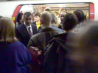 Из-за аварии в лондонском метро пассажиры около часа провели в блокированных вагонах