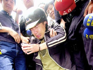 На Тайване арестован преступник, добавивший цианистый калий в бутылки с энергетическим напитком в нескольких супермаркетах острова, в результате чего отравились четыре человека, один из которых скончался
