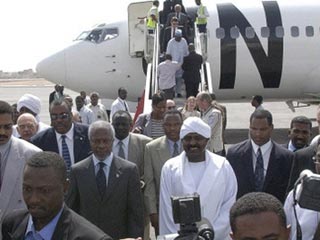 Генеральный секретарь ООН Кофи Аннан сегодня прибыл в Дарфур, где в результате идущего 2,5 года конфликта погибли десятки тысяч и стали беженцами более двух миллионов человек